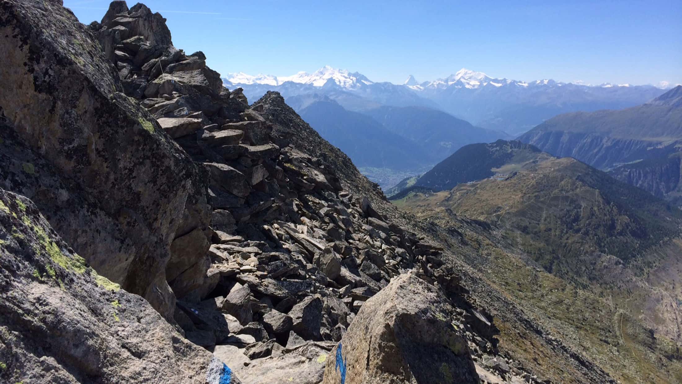 Alpines-Risiko-Felsrutsch-im-Wallis-Ganzes-Dorf-evakuiert