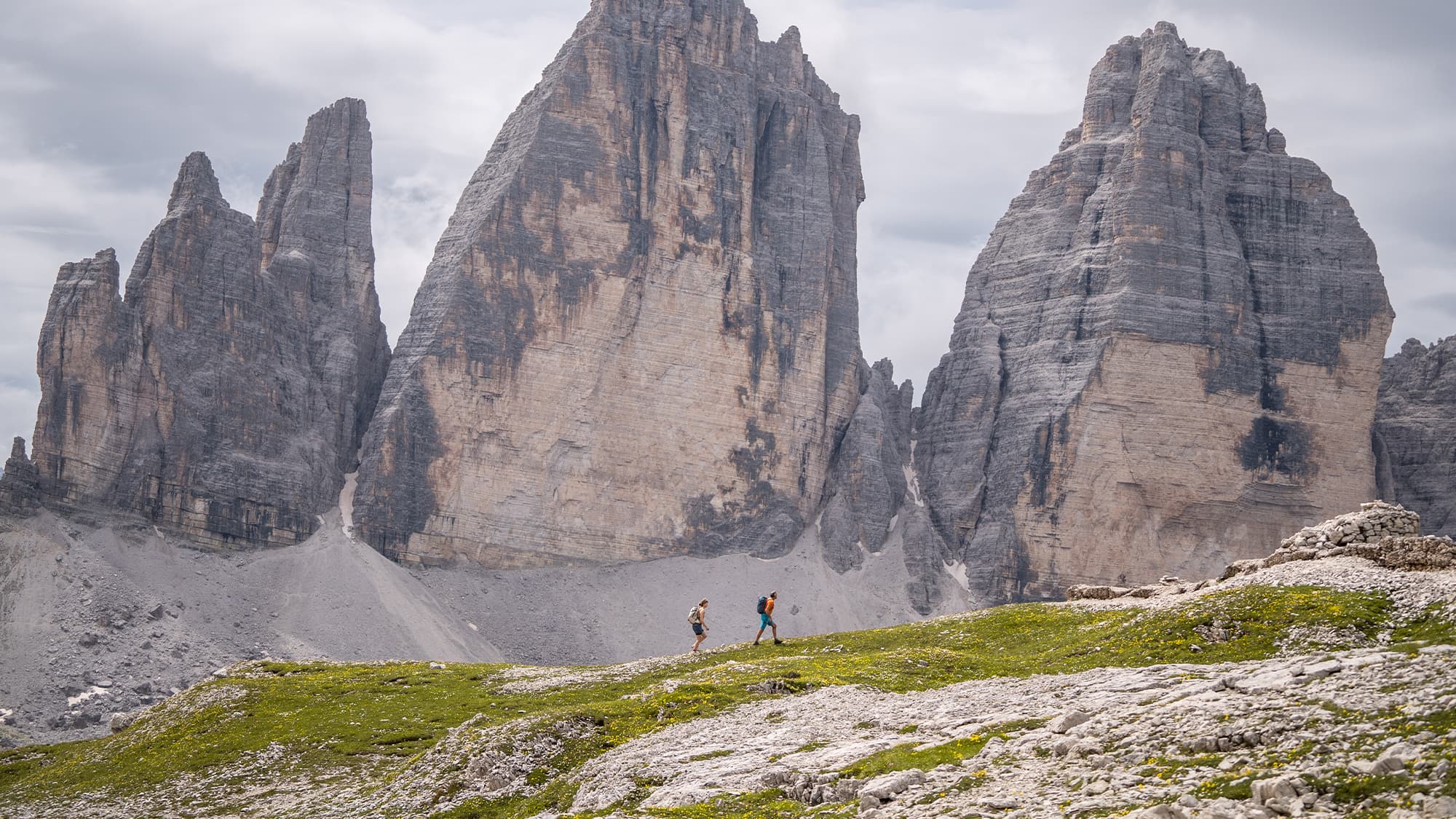 Drei-Zinnen-und-Umgebung-Verborgene-Pfade-in-den-Dolomiten