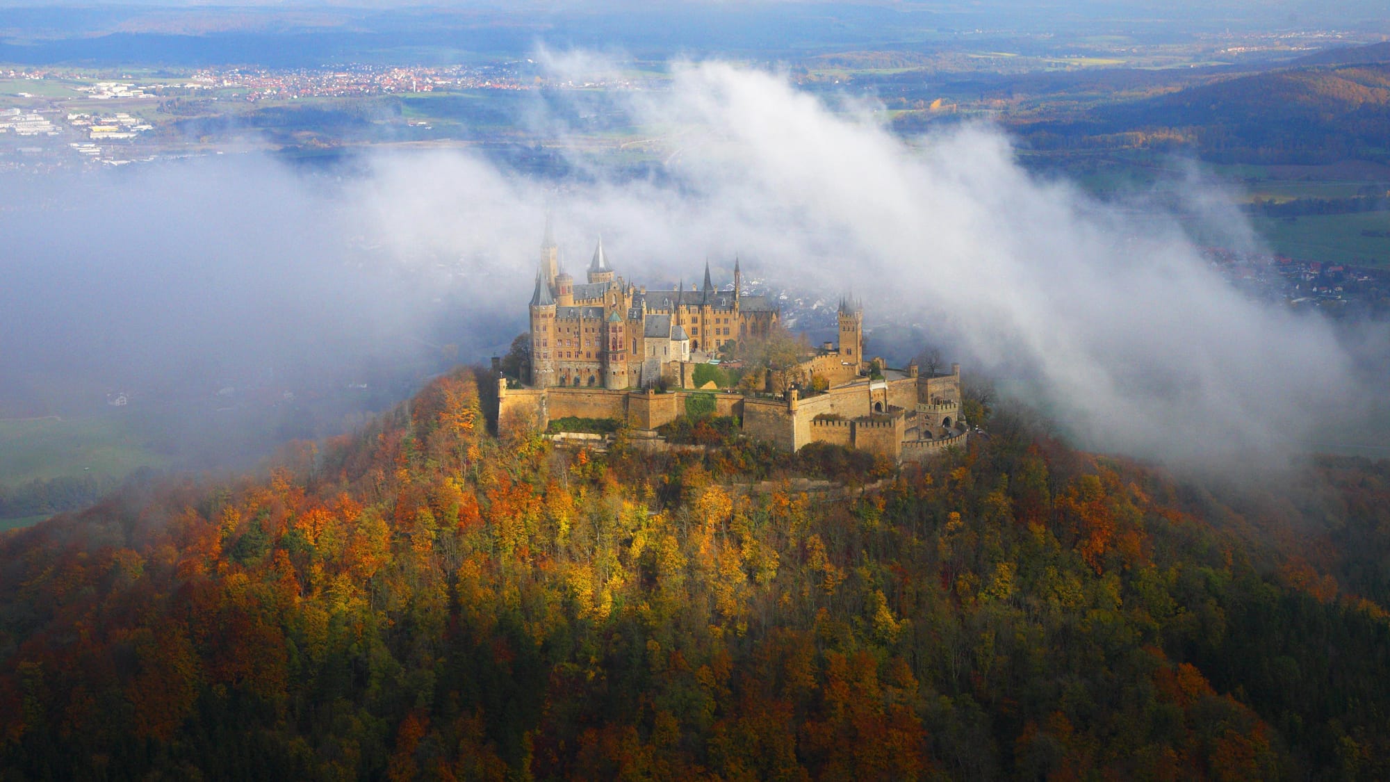 Herbsthighlights-im-S-den-Blick-auf-die-Burg-Hohenzollern-Felsen-und-bunte-W-lder