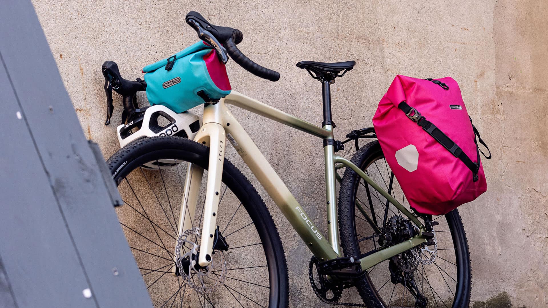 Ortlieb-launcht-Sonderkollektion-Cyber-Line-Wasserdichte-Radtaschen-in-knalligen-Farben