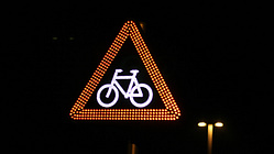 rb-fahrrad-schild-beleuchtet-COLOURBOX1217598