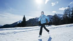 AL-shutterstock-fuer-burmester-1212-shutterstock_117825310-Running-Winter-Joggen-Schnee-Laufen (jpg)