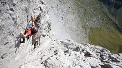 Babsi Zangerl klettert Kampfzone (8b+, 5 SL) im Rätikon