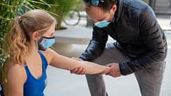 Chris Lutter behandelt Alma Bestvater bei der Deutschen Meisterschaft Bouldern 2020