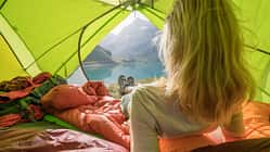 Trekking mit Zelt und Schlafsack am See