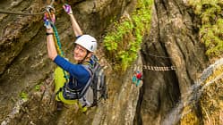 Frau am Klettersteig 