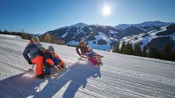 Saalbach Rodeln Schlitten fahren Schnee Winter Österreich Salzburg