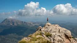Balearische Inseln Spanien Wandern Urlaub Sommer Meer Berge Puig d'en Galileu peak in Sierra de Tramuntana Mallorca