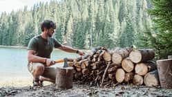Holz hacken am See mit Axt und Beil