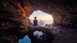 Cova de Llevant Höhle Blick auf Es Vedrà Ibiza Balearische Inseln Balearen Spanien Urlaub Strand Küste Meer Wandern