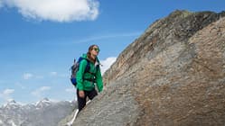 Wanderin in den Bergen mit Rucksack