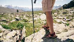 Frau in den Bergen mit Sandalen