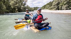 Floßbau: auf einem Floß ein Stück die Isar hinabfahren