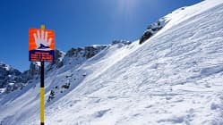 Lawinenwarnschild in den Alpen