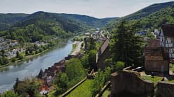 Neckarsteig Weitwanderweg Mehrtagestour Wanderung Mai Baden-Württemberg Hessen Odenwald Neckartal Schloss Hirschhorn Blick auf die Stadt und den Neckar vierte Etappe