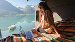 Mobile Office im Camper Van am Bergsee