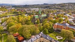 Nidarosdom und Innenstadt von Trondheim, Norwegen, Panoramablick aus der Luft Nidarosdom und Innenstadt von Trondheim, Norwegen, Panoramablick aus der Luft