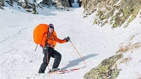 Skitourengeher mit aufgeblasenem Lawinen-Airbag