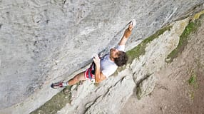 Flo Haubner klettert Ab geht die Post (8+) am Kühloch