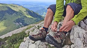Wanderschuhe schnüren auf der Bergtour - Schnürung - Schnürsenkel