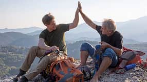 Zwei ältere Kletterer klatschen ab