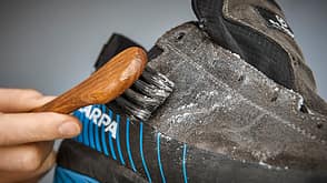 Schuhe für den Saisonstart fit machen - Pflege mit Bürste Schuhe für den Saisonstart fit machen - Pflege mit Bürste