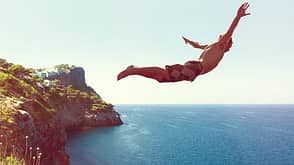 Klippenspringer,baden,sommer,urlaub,kopfsprung,felsen,klippe,gefährlich,risiko,spaß,meer,ozean,sommerurlaub,wasser,mann,mut,mutig,überwindung,mallorca,schwindelfreiheit,höhenangst,springen,abenteuer Mallorca: 10 außergewöhnliche Erlebnisse
