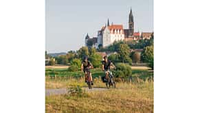 Felix Meyer: Radfahrer mit der spätgotischen Albrechtsburg und dem Meißner Dom im Hintergrund