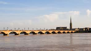 Aquitaine,Arch,Arch Bridge,Architecture,Bordeaux,City,City Location,Cloud,Connection,Europe,Famous Place,France,Garonne River,Gironde,Mediterranean Countries,National Landmark,Outdoors,Pont De Pierre,River,Sky,Spire,St. Michel Basilica,Travel Destinations,UNESCO World Heritage Site,Water,Color Image,Day,Horizontal,No People,Photography,Urban Scene Sieben Geheimtipps für die nächste Radtour