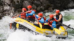 challenge:CB2,adventure:CB2,mid-adult man:CB2,mid-adult woman:CB2,pre-teen boy:CB2,half-length:CB2,recreation:CB2,whitewater rafting:CB2,rapids:CB2,girl:CB2,water sports:CB2,outdoors:CB2,river:CB2,hobbies:CB2,river raft:CB2,five people:CB1 Beliebte Wassersportarten in Deutschland