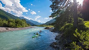 Kanufahrer auf Fluss im Lechtal Kanufahrer auf Fluss im Lechtal