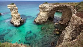 Ansicht der Felsen auf Meer, Ufer gegen Himmel, Melendugno, Puglia, Italien Ansicht der Felsen auf Meer, Ufer gegen Himmel, Melendugno, Puglia, Italien