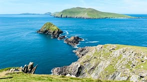 Küstenlandschaft mit Blasket Islands im Hintergrund, Dunmore Head, Daingean Ui Chuis, Slea Head Drive, Dingle Halbinsel, County Kerry, Irland Küstenlandschaft mit Blasket Islands im Hintergrund, Dunmore Head, Daingean Ui Chuis, Slea Head Drive, Dingle Halbinsel, County Kerry, Irland