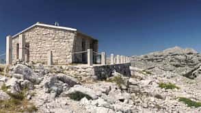 Berghütte auf dem Gipfel des Vosac - Gipfel oberhalb von Makarska in Kroatien Berghütte auf dem Gipfel des Vosac - Gipfel oberhalb von Makarska in Kroatien