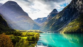 Wolken und Sonnenstrahlen über dem Fjord Wolken und Sonnenstrahlen über dem Fjord