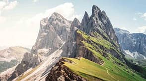 Seceda-Gipfel mit grüner Wiese, Dolomiten, Südtirol, Italien Seceda-Gipfel mit grüner Wiese, Dolomiten, Südtirol, Italien
