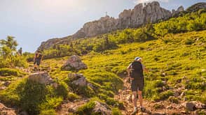 Frau und Sohn auf dem Weg zum Gipfel der Kampenwand in den Chiemgauer Alpen Frau und Sohn auf dem Weg zum Gipfel der Kampenwand in den Chiemgauer Alpen