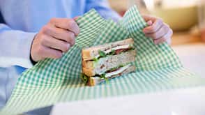 Sandwich wird in Bienenwachstuch gewickelt Sandwich wird in Bienenwachstuch gewickelt