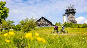 Thüringer Wald Schneekopf zweithöchster Berg Thüringens
MTB Oberhof - Gehlberg - Graefenroda
Mountainbiker unterwegs am Schneekopf - unterhalb der Neuen Gehlberger Hütte
Radfahrer: Ronny Quittschalle, Robert Werner Thüringer Wald Schneekopf zweithöchster Berg Thüringens
MTB Oberhof - Gehlberg - Graefenroda
Mountainbiker unterwegs am Schneekopf - unterhalb der Neuen Gehlberger Hütte
Radfahrer: Ronny Quittschalle, Robert Werner
