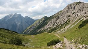Adlerweg,Wanderer Wandern Wanderung Sport,Bergweg,Sommer,Wolken Wanderer auf dem Adlerweg im Karwendel