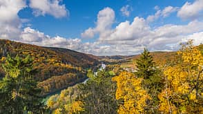 Altmühltal im Herbst mit blauem Himmel 