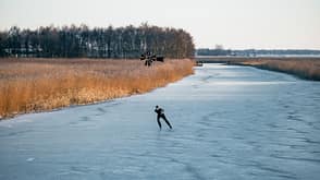 Niederlande Holland Nationalpark Natur Freizeit Urlaub Wandern Weerribben Schlittschuh laufen Fluss Winter