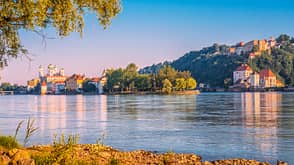 Blick über Passau und die drei Flüsse Ecke und Zusammenfluss von Donau, Inn und Ilz an schönen Sommertagen.