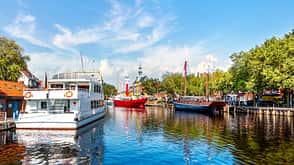 Hafen der Stadt Emden mit historischem Feuer- und Segelschiff
