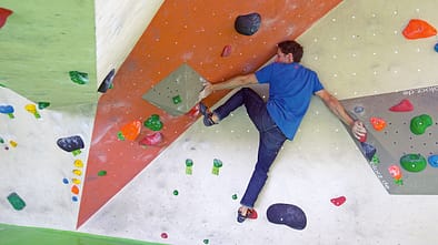 KL Frieder Warth bouldert im Dynochrom Frankfurt