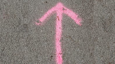 AL-Illu-Pfeil-auf-Strasse-Maria-Lanznaster-Pixelio