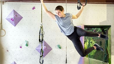 kl-ninja-warrior-training-stuntwerk-lilli-kiesgen-affenschaukel-grams-n (jpg)