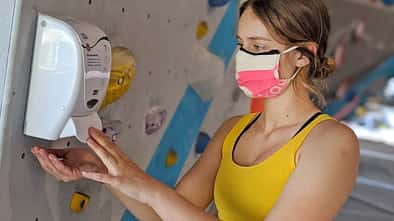 Hand-Desinfektion in der Boulderwelt