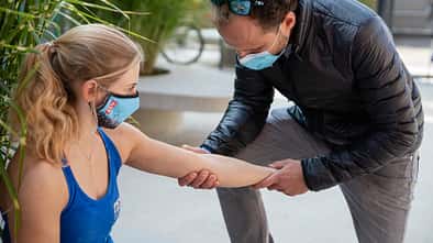 Chris Lutter behandelt Alma Bestvater bei der Deutschen Meisterschaft Bouldern 2020