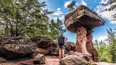Teufelstisch in Hinterweidenthal mit Wandererin, Rheinland-Pfalz, Deutschland